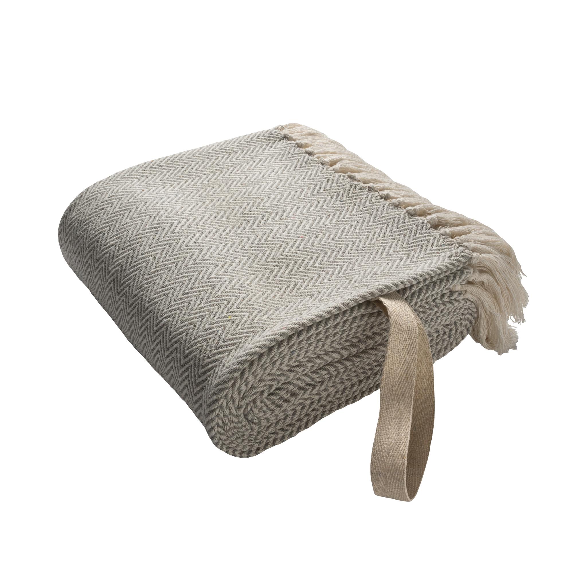 Coperta con frange realizzata in materiale 100% riciclato Coperta con frange realizzata in materiale 100% riciclato